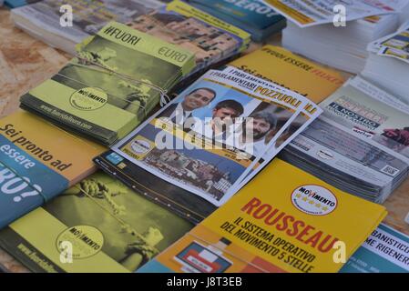 Pozzuoli, Italie. 29 mai, 2017. Luigi Di Maio, pendant sa campagne électorale en faveur de candidat maire Antonio Caso de la 'Movimento 5 Stelle' Credit : Paola Visone/Pacific Press/Alamy Live News Banque D'Images