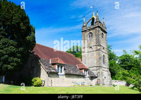 L'église de All Hallows dans le village de Tillington près de Petworth par un beau matin de printemps, West Sussex, UK Banque D'Images