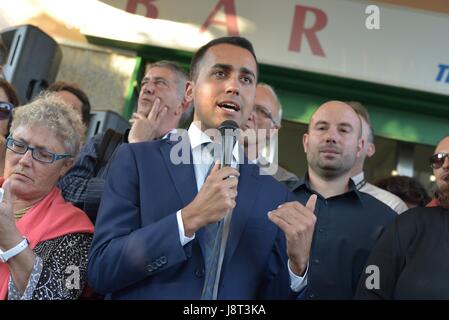 Pozzuoli, Italie. 29 mai, 2017. Luigi Di Maio, pendant sa campagne électorale en faveur de candidat maire Antonio Caso de la 'Movimento 5 Stelle'. Credit : Paola Visone/Pacific Press/Alamy Live News Banque D'Images