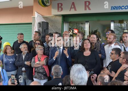 Pozzuoli, Italie. 29 mai, 2017. Luigi Di Maio, pendant sa campagne électorale en faveur de candidat maire Antonio Caso de la 'Movimento 5 Stelle' Credit : Paola Visone/Pacific Press/Alamy Live News Banque D'Images