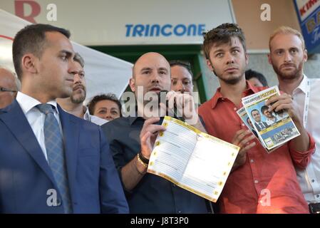 Pozzuoli, Italie. 29 mai, 2017. Antonio Caso candidat au poste de maire de Pozzuoli pour la 'Movimento 5 Stelle' Credit : Paola Visone/Pacific Press/Alamy Live News Banque D'Images