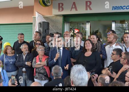 Pozzuoli, Italie. 29 mai, 2017. Luigi Di Maio, pendant sa campagne électorale en faveur de candidat maire Antonio Caso de la 'Movimento 5 Stelle' Credit : Paola Visone/Pacific Press/Alamy Live News Banque D'Images