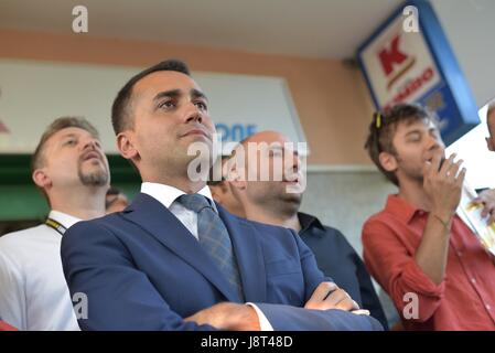 Pozzuoli, Italie. 29 mai, 2017. Luigi Di Maio, pendant sa campagne électorale en faveur de candidat maire Antonio Caso de la 'Movimento 5 Stelle' Credit : Paola Visone/Pacific Press/Alamy Live News Banque D'Images