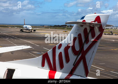 Jet taxiing tigerair vierge vers l'avion à l'aéroport de Sydney Australie Banque D'Images