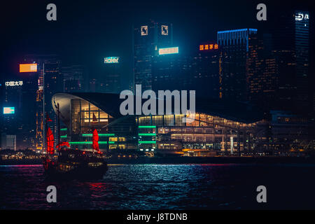 29 mai 2017 - Port de Victoria, Hong Kong : tour célèbre navire 'indésirable' Aqualuna traversant le Port Victoria de nuit Banque D'Images