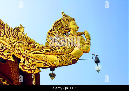 De style thaï traditionnel autochtone angel sculpter sur toit terrasse et ciel bleu, Golden Kinnaree loi rendant hommage ou sawasdee de Thaïlande, le mythique ha Banque D'Images