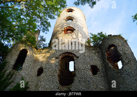 Monument Racton ruine dans le West Sussex, England, UK Banque D'Images