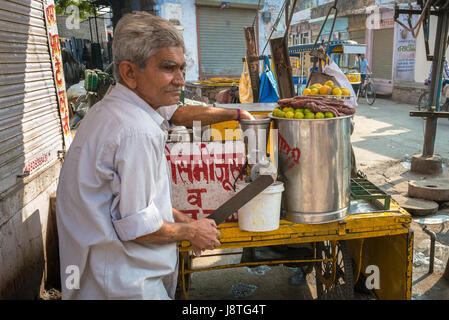 Faire un jus de fruits dans la région de Jodhpur, Inde Banque D'Images