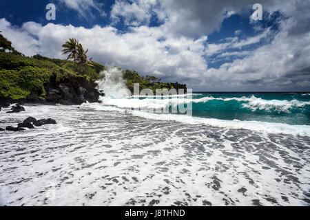 Il s'agit d'une image d'Waianapanapa State Park, situé dans la région de Hana sur l'île de Maui, Hawaii. Ci-dessous est un des parcs les plus belles plages. Banque D'Images