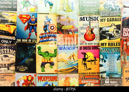 Vieux Comics et les panneaux pour la vente à un décrochage du marché Waikiki Banque D'Images