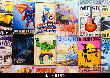 Vieux Comics et les panneaux pour la vente à un décrochage du marché Waikiki Banque D'Images