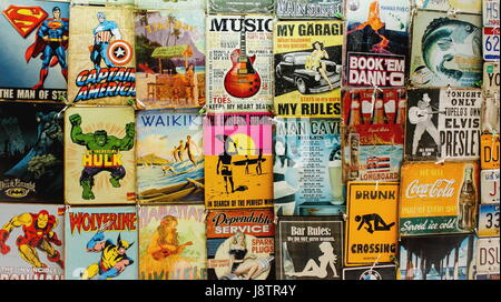 Vieux Comics et les panneaux pour la vente à un décrochage du marché Waikiki Banque D'Images