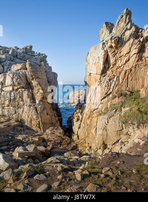 Gouffre de Plougrescant dans le nord-ouest de la Bretagne, France Banque D'Images