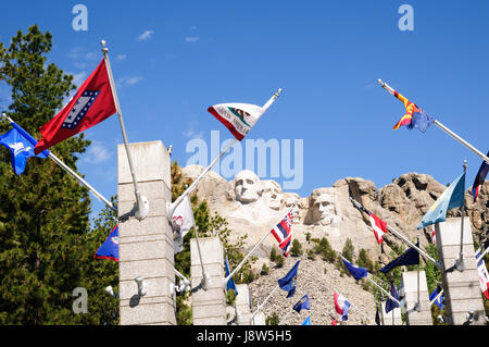 Mount Rushmore National Memorial et de l'Avenue de drapeaux, Keystone, Black Hills, Dakota du Sud, USA Banque D'Images