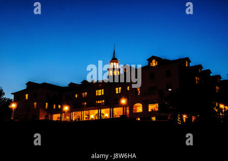 Hôtel Stanley historique (inspiration pour Stephen King's The Shining) au crépuscule dans la région de Estes Park, Colorado, USA Banque D'Images