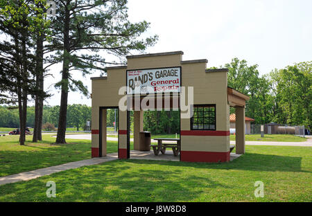 Banc de pique-nique à l'abri dans la forme d'une station-service vous pouvez voir le long de la route 66 en Illinois Banque D'Images