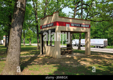 Banc de pique-nique à l'abri dans la forme d'une structure (épicerie) vous pouvez voir le long de la route 66 en Illinois Banque D'Images