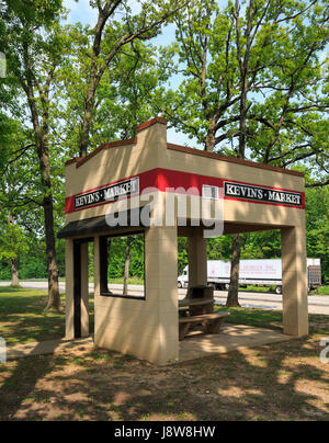 Banc de pique-nique à l'abri dans la forme d'une structure (épicerie) vous pouvez voir le long de la route 66 en Illinois Banque D'Images