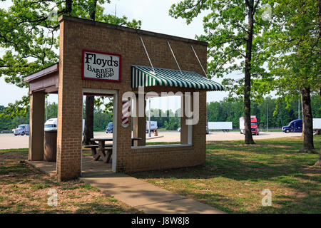 Banc de pique-nique à l'abri dans la forme d'une structure (coiffure) vous pouvez voir le long de la route 66 en Illinois Banque D'Images