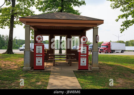 Banc de pique-nique à l'abri dans la forme d'une station-service vous pouvez voir le long de la route 66 en Illinois Banque D'Images