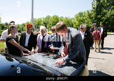 Les cérémonies du Jour du Souvenir au monument commémoratif de guerre nouvellement construit à la mémoire de Valhalla, jardins, le lundi 29 mai 2017 à Bloomington, Indiana (photo de Jeremy Hogan) Banque D'Images