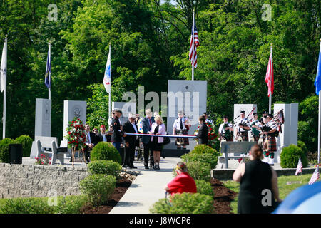 Les cérémonies du Jour du Souvenir au monument commémoratif de guerre nouvellement construit à la mémoire de Valhalla, jardins, le lundi 29 mai 2017 à Bloomington, Indiana (photo de Jeremy Hogan) Banque D'Images