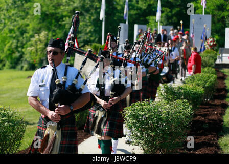 Les cérémonies du Jour du Souvenir au monument commémoratif de guerre nouvellement construit à la mémoire de Valhalla, jardins, le lundi 29 mai 2017 à Bloomington, Indiana (photo de Jeremy Hogan) Banque D'Images