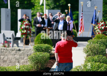 Les cérémonies du Jour du Souvenir au monument commémoratif de guerre nouvellement construit à la mémoire de Valhalla, jardins, le lundi 29 mai 2017 à Bloomington, Indiana (photo de Jeremy Hogan) Banque D'Images