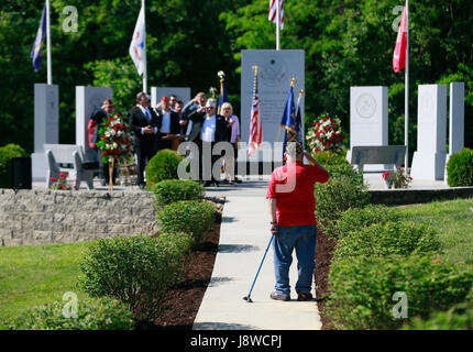 Les cérémonies du Jour du Souvenir au monument commémoratif de guerre nouvellement construit à la mémoire de Valhalla, jardins, le lundi 29 mai 2017 à Bloomington, Indiana (photo de Jeremy Hogan) Banque D'Images