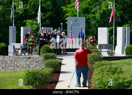 Les cérémonies du Jour du Souvenir au monument commémoratif de guerre nouvellement construit à la mémoire de Valhalla, jardins, le lundi 29 mai 2017 à Bloomington, Indiana (photo de Jeremy Hogan) Banque D'Images