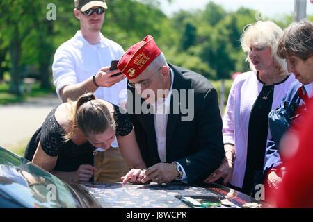 Les cérémonies du Jour du Souvenir au monument commémoratif de guerre nouvellement construit à la mémoire de Valhalla, jardins, le lundi 29 mai 2017 à Bloomington, Indiana (photo de Jeremy Hogan) Banque D'Images