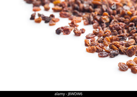 Raisins secs doux isolé sur fond blanc. Banque D'Images