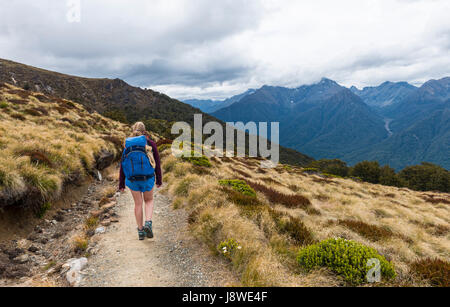 Female hiker sur Kepler Track, Fiordland National Park, Southland, île du Sud, Nouvelle-Zélande Banque D'Images