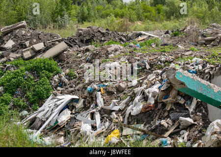 Les ordures à l'extérieur, près de dumping illégal la forêt en été Banque D'Images