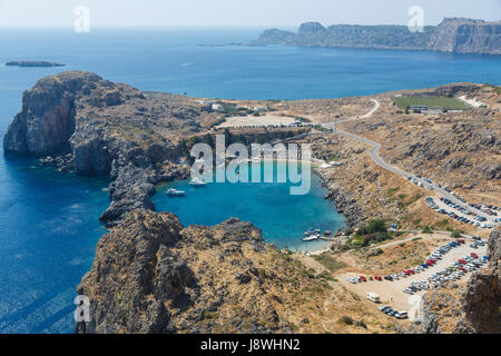 Vue d'une belle crique à St Pauls Bay de l'Acropole à Lindos, Rhodes, Grèce Banque D'Images