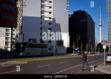 Un homme traversant une rue calme à Berlin, Allemagne. Banque D'Images