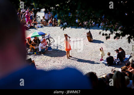 Une femme doit effectuer à l'Bearpit Karaoke à Mauer Park, Berlin, Allemagne. Banque D'Images