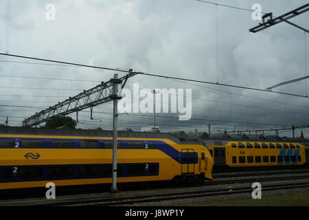 Un double-decker train exploité par Nederlandse Spoorwegen, Amsterdam, Pays-Bas Banque D'Images