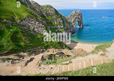 L'Angleterre, dans le Dorset, Durdle Door, Les étapes menant à la plage et à l'arche. Banque D'Images