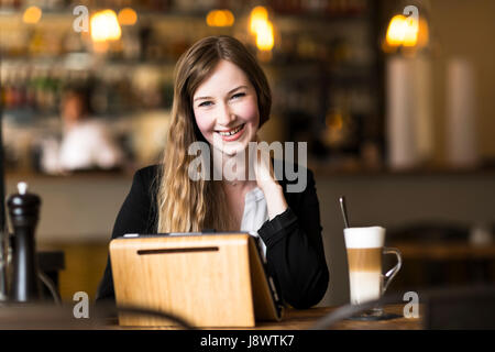 Femme d'affaires et de travail surfer sur l'internet au café à la rupture Banque D'Images