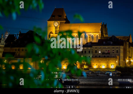 StJohn's Baptiste et St John's cathédrale évangéliste vue à travers arbre trouble le calme au soir, Torun, Pologne Banque D'Images