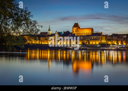 Vue panoramique de la ville médiévale de Torun, Pologne. Vieille ville reflète dans la Vistule. Banque D'Images