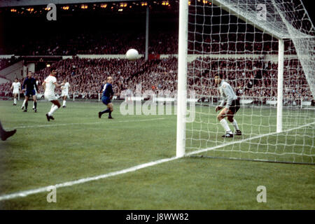 Photo de fichier en date du 29-05-1968 de Manchester United, Bobby Charlton (c) regards un en-tête passé gardien de Benfica José Henrique (r) pour marquer le premier but Banque D'Images