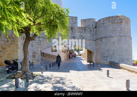 L'entrée dans la vieille ville à travers le portail en arc de Sant Pere, Peniscola, Castellon, Espagne Banque D'Images