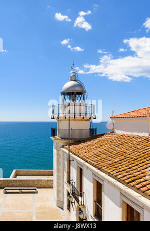 Phare à Peniscola sur la Mer des Baléares dans la vieille ville de Peniscola, Espagne péninsulaire Banque D'Images