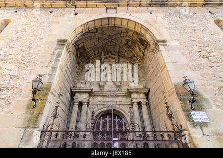 Détail de l'entrée de la 17e siècle ancien Collegiate de Santa María la Mayor, dans la vieille ville de Rubielos de Mora, Teruel, Aragon, Espagne Banque D'Images