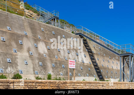 Partie d'un mur de soutènement de la stabilisation falaise travaux entrepris à North beach, Swanage, Dorset Banque D'Images