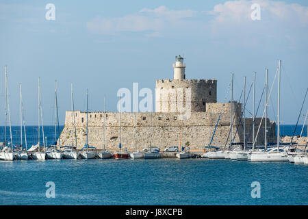 Fort de Saint Nicolas avec le phare dans le port de Mandraki port avec bateaux disponibles, l'île de Rhodes, Grèce Banque D'Images