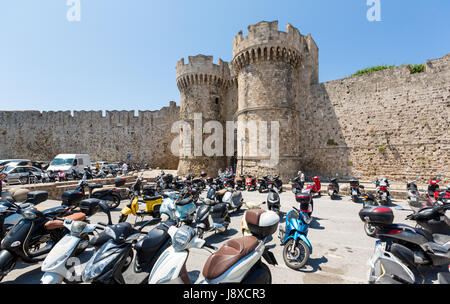 RHODES, GRÈCE - 13 juin 2015 :- Stationnement à Marine Gate (Porte de la mer), une partie des fortifications de la vieille ville de Rhodes, en Grèce. Banque D'Images