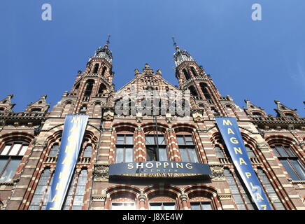 Façade de style néogothique de la fin du xixe siècle Magna Plaza Shopping Mall à Nieuwezijds Voorburgwal, Amsterdam, Pays-Bas Banque D'Images